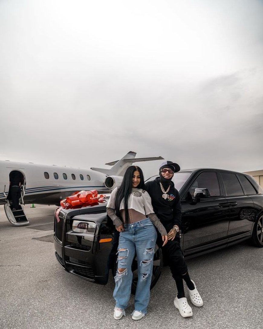 O rapper 6ix9ine, surpreendeu a sua namorada com um carro novo "Rolls Royce"
