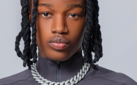 O cantor angolano Fábio Hustle ganha disco de ouro