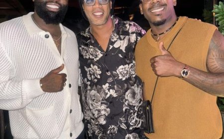 Preto Show e Scró Que Cuia posam ao lado de Ronaldinho