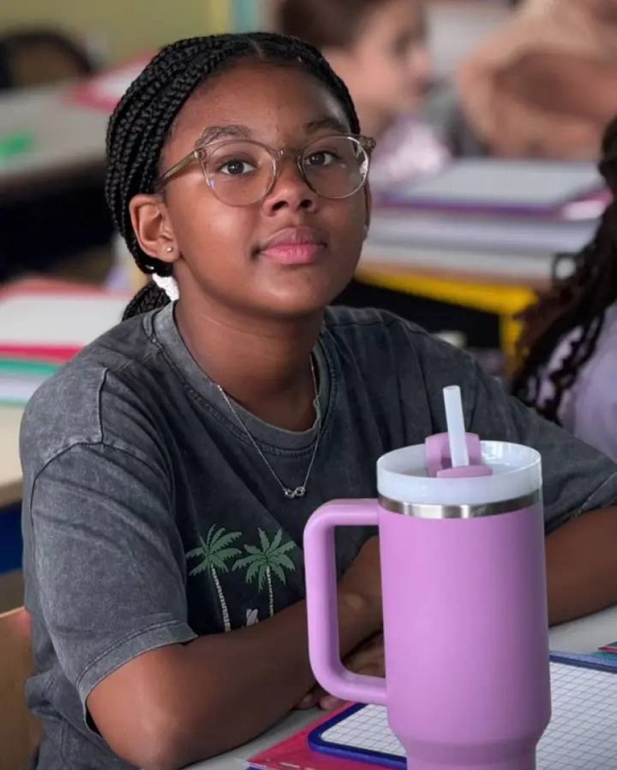 Exemplo de bom pai: C4 Pedro acompanha a filha no primeiro dia de aulas