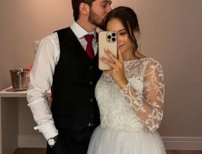 Ex-freira que se tornou influenciadora casa-se em segredo com padre que se ofereceu para orar por ela