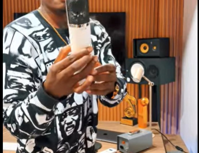 Gerilson Insrael investe 14 milhões em microfone de padrão internacional