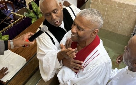 Denzel Washington é batizado aos 69 anos e emociona fãs