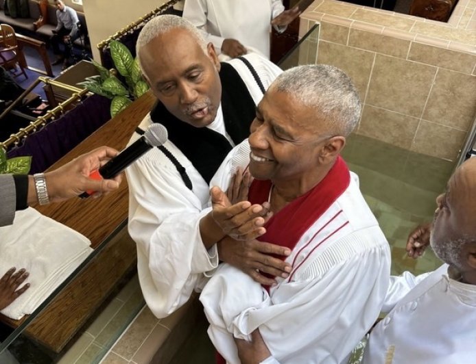 Denzel Washington é batizado aos 69 anos e emociona fãs