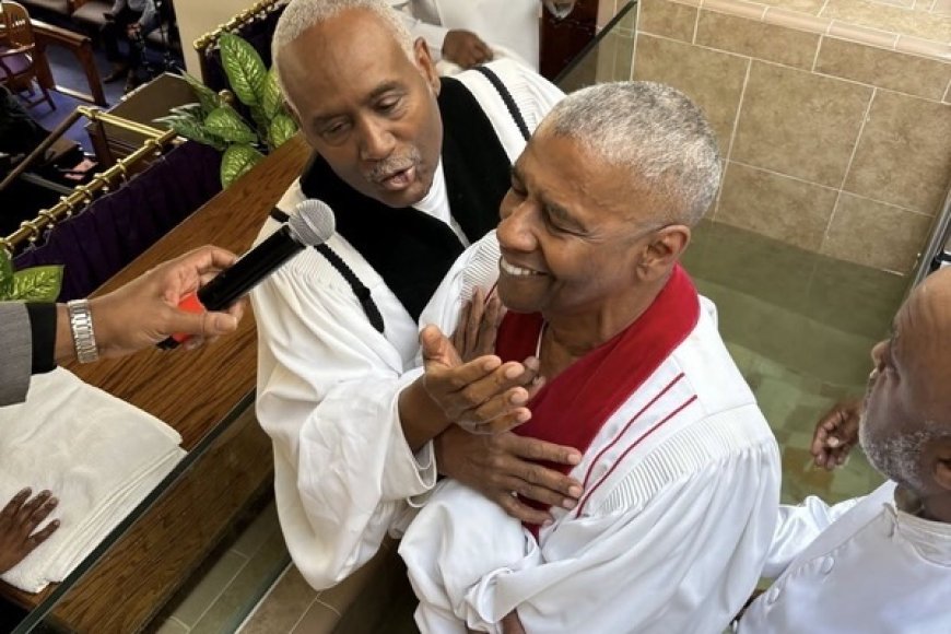 Denzel Washington é batizado aos 69 anos e emociona fãs